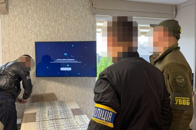 Від 10 до 19 тисяч доларів США за незаконний виїзд: ДБР викрило прикордонника на Волині Від 10 до 19 тисяч доларів США за незаконний виїзд: ДБР викрило прикордонника на Волині