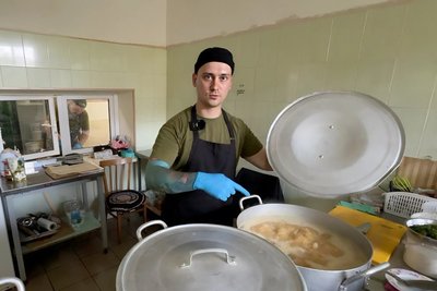 "Щоб були сили захищати країну": що готують кухарі для миколаївських тероборонців "Щоб були сили захищати країну": що готують кухарі для миколаївських тероборонців