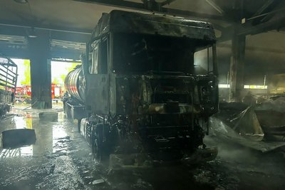 спалена вантажівка спалена вантажівка