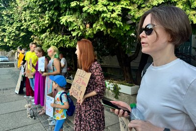 В Ужгороді 24 день поспіль проводять мирну акцію проти відставки ексміністра оборони Михайла Федорова В Ужгороді 24 день поспіль проводять мирну акцію проти відставки ексміністра оборони Михайла Федорова