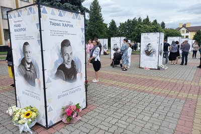 Алея Героїв у Нововолинську Алея Героїв у Нововолинську
