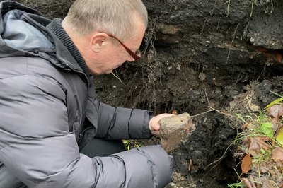 Вячеслав Труш досліджує провалля у Лозовій Вячеслав Труш досліджує провалля у Лозовій