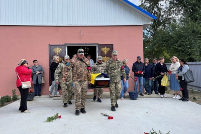 В Одеській області прощалися з військовим, який загинув під час контрнаступу на Херсонщині В Одеській області прощалися з військовим, який загинув під час контрнаступу на Херсонщині
