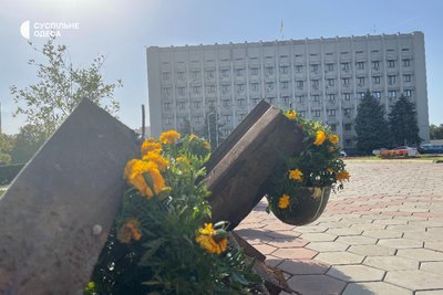 Чорнобривці та протитанкові їжі: в Одесі створили інсталяцію, присвячену дітям, яких вбила російська армія Чорнобривці та протитанкові їжі: в Одесі створили інсталяцію, присвячену дітям, яких вбила російська армія