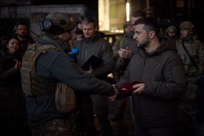 Які воїни отримали нагороди від Зеленського на передовій в Бахмуті Які воїни отримали нагороди від Зеленського на передовій в Бахмуті