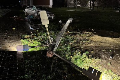 У Харкові ввечері 20 листопада водій наїхав на електроопору і його авто відкинуло на дитячий майданчик — травмувалися троє підлітків У Харкові ввечері 20 листопада водій наїхав на електроопору і його авто відкинуло на дитячий майданчик — травмувалися троє підлітків
