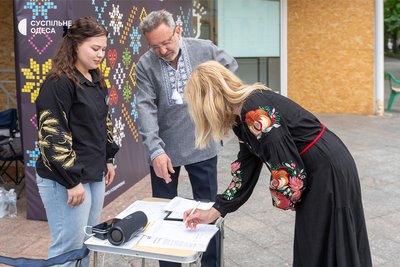 В Одесі до Дня вишиванки провели ходу та збір підписів за державний статус свята В Одесі до Дня вишиванки провели ходу та збір підписів за державний статус свята