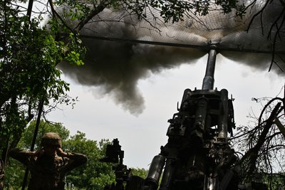 Українські артилеристи ведуть вогонь з гаубиці М777 по російських позиціях біля Авдіївки