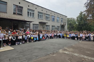 В Житомирі вперше за шкільні парти сіли 2200 першокласників В Житомирі вперше за шкільні парти сіли 2200 першокласників
