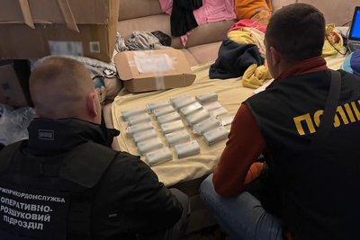 Психотропи із РФ під виглядом косметики — поліцейські Житомирщини викрили схему поширення наркопосилок Психотропи із РФ під виглядом косметики — поліцейські Житомирщини викрили схему поширення наркопосилок