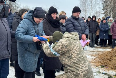 Понад 2 роки вважали зниклим безвісти — на Житомирщині попрощалися з полеглим воїном Олександром Бісиком Понад 2 роки вважали зниклим безвісти — на Житомирщині попрощалися з полеглим воїном Олександром Бісиком