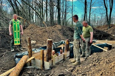 "Сповідалися в бліндажі під мінометами": капелан із Дубна Тарас Гордійчук — про службу на фронті і віру під обстрілами "Сповідалися в бліндажі під мінометами": капелан із Дубна Тарас Гордійчук — про службу на фронті і віру під обстрілами