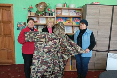 У громаді на Житомирщині волонтерки шиють маскувальні халати для військових