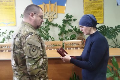 Матері загиблого оборонця з Вінниччини вручили нагороду сина Матері загиблого оборонця з Вінниччини вручили нагороду сина