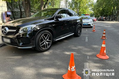 В Одесі водійка легковика наїхала на жінку В Одесі водійка легковика наїхала на жінку