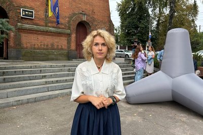 Фотографії, книжки та мистецька інсталяція про Маріуполь — у Житомирі відкрили виставку "Вежа: кроки пам’яті" Фотографії, книжки та мистецька інсталяція про Маріуполь — у Житомирі відкрили виставку "Вежа: кроки пам’яті"