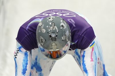 Шолом Владислава Гераскевича під час Олімпіади-2026 із зображеннями загиблих українських спортсменів через атаку Росії Шолом Владислава Гераскевича під час Олімпіади-2026 із зображеннями загиблих українських спортсменів через атаку Росії