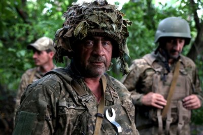 Український артилерист на передовій поблизу Бахмута