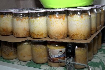 Житель Житомирщини щодня готує понад 30 банок каші з м'ясом для військовослужбовців ЗСУ Житель Житомирщини щодня готує понад 30 банок каші з м'ясом для військовослужбовців ЗСУ
