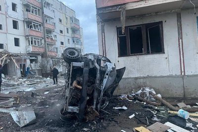 Наслідки влучання ФАБ-250 по п'ятиповерхівці у Куп'янську, Харківська область Наслідки влучання ФАБ-250 по п'ятиповерхівці у Куп'янську, Харківська область
