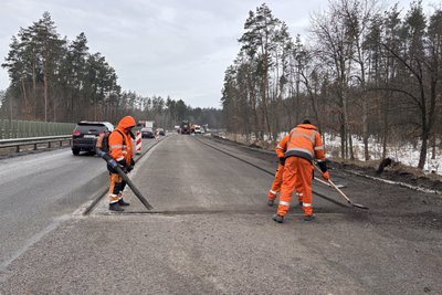 Після зими — суцільні вибоїни: на трасі Київ — Чоп поблизу Коростишева розпочали ремонт дороги Після зими — суцільні вибоїни: на трасі Київ — Чоп поблизу Коростишева розпочали ремонт дороги
