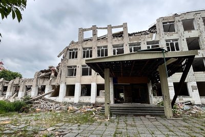 У Житомирі почали демонтувати розбомблену армією РФ будівлю ліцею №25