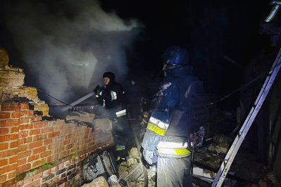Рятувальник гасить пожежу у Плоскому Великобурлуцької громади, яка зайнялася через атаку російських безпілотників Рятувальник гасить пожежу у Плоскому Великобурлуцької громади, яка зайнялася через атаку російських безпілотників