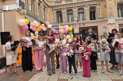 Дефіле у костюмах та трюки: у центрі Одеси відбулося шоу собак Дефіле у костюмах та трюки: у центрі Одеси відбулося шоу собак