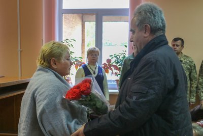 У Житомирі сім'ям загиблих військових передали нагороди, одну з них захиснику присвоїли прижиттєво У Житомирі сім'ям загиблих військових передали нагороди, одну з них захиснику присвоїли прижиттєво