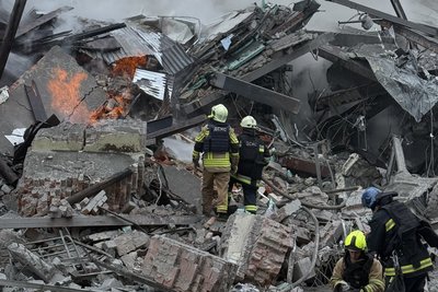 Наслідки удару РФ по багатоповерхівці в Київському районі Харкова 2 січня Наслідки удару РФ по багатоповерхівці в Київському районі Харкова 2 січня