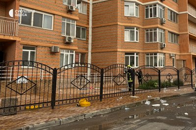 "Він наближався рівно до будинку": фото пошкодженої багатоповерхівки після атаки дронів на Одесу "Він наближався рівно до будинку": фото пошкодженої багатоповерхівки після атаки дронів на Одесу