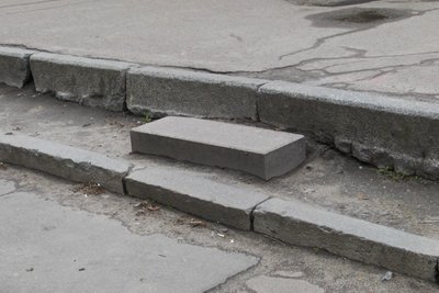 Житомиряни скаржаться на необлаштовану зупинку на Панчішній фабриці Житомиряни скаржаться на необлаштовану зупинку на Панчішній фабриці