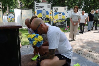 У Житомирі зустріли учасників благодійного пішого марафону із Гааги до Києва У Житомирі зустріли учасників благодійного пішого марафону із Гааги до Києва