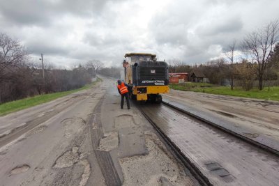 Ремонтники замінюють асфальт на окружній дорозі Харкові біля Високого, 8 квітня 2026 року Ремонтники замінюють асфальт на окружній дорозі Харкові біля Високого, 8 квітня 2026 року