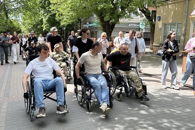 «Хода безбар'єрності» в центрі Луцька: перевіряли вулиці й будівлі на доступність для людей з інвалідністю «Хода безбар'єрності» в центрі Луцька: перевіряли вулиці й будівлі на доступність для людей з інвалідністю