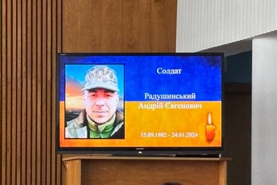 У Бердичеві родинам загиблих військових передали державні нагороди У Бердичеві родинам загиблих військових передали державні нагороди