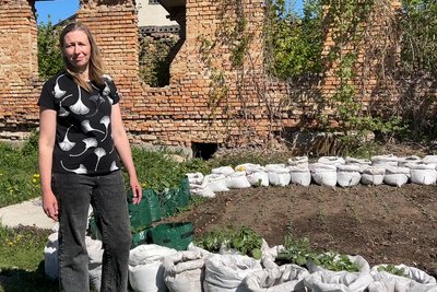 "Саджу, полю — і стає легше": як жінки, які втекли від насилля, відновлюються через садотерапію у шелтері на Рівненщині "Саджу, полю — і стає легше": як жінки, які втекли від насилля, відновлюються через садотерапію у шелтері на Рівненщині