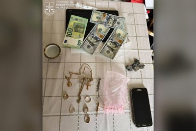 На Сумах чотирьох людей підозрюють у шахрайстві на знайомствах з військовими та підлітками На Сумах чотирьох людей підозрюють у шахрайстві на знайомствах з військовими та підлітками