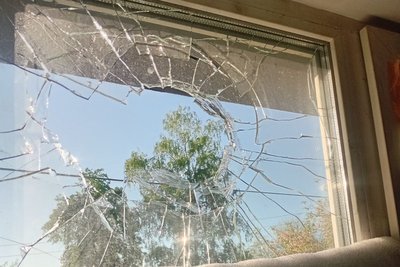Розбите вікно у Калиновому від удару КАБ 12 травня 2026 року