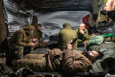 Артилеристи чекають наказу в укритті на лінії фронту