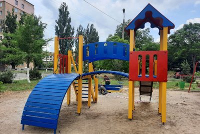 У Миколаєві демонтують та ремонтують дитячі майданчики, пошкоджені обстрілами РФ У Миколаєві демонтують та ремонтують дитячі майданчики, пошкоджені обстрілами РФ
