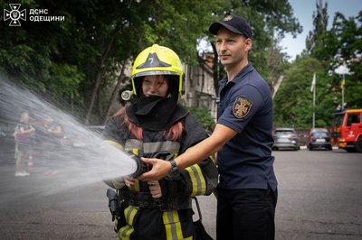 Дівчинка, яка врятувала свою матір при обстрілі Одеси, побувала у пожежній частині
