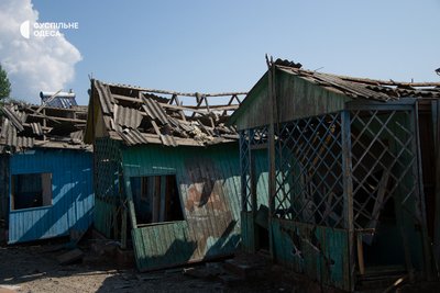 "Побачив ікону, взяв у руки й просто вистрибнув у вікно". Фоторепортаж з обстріляної Затоки на Одещині "Побачив ікону, взяв у руки й просто вистрибнув у вікно". Фоторепортаж з обстріляної Затоки на Одещині
