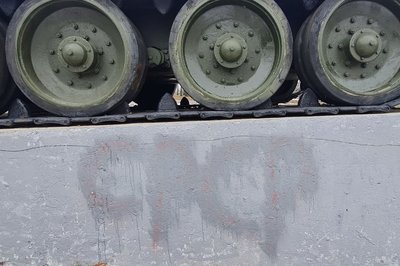 У Житомирі розмалювали п'єдестали двох танків радянської доби — у поліції встановлюють причетних У Житомирі розмалювали п'єдестали двох танків радянської доби — у поліції встановлюють причетних