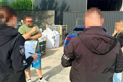 На Житомирщині посадовця держпідприємства підозрюють в продажу каменю габро під виглядом відходів На Житомирщині посадовця держпідприємства підозрюють в продажу каменю габро під виглядом відходів