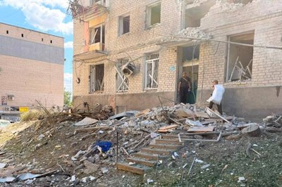 Багатоповерхівка в Ізюмі, в яку влучив російський "Шахед", 19 липня 2026 року Багатоповерхівка в Ізюмі, в яку влучив російський "Шахед", 19 липня 2026 року