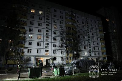 Біля багатоповерхівки в Основ'янському районі Харкова горять автівки, 19 листопада 2025 року Біля багатоповерхівки в Основ'янському районі Харкова горять автівки, 19 листопада 2025 року