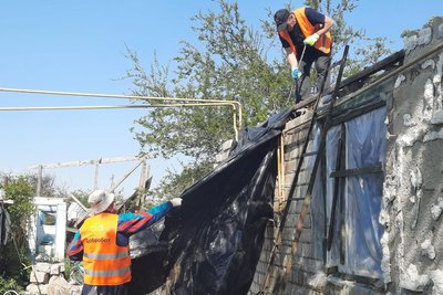 Безкоштовна допомога. На Миколаївщині "Добробат" відновлює пошкоджені будинки Безкоштовна допомога. На Миколаївщині "Добробат" відновлює пошкоджені будинки