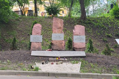 У Києві пошкодили могили "Да Вінчі", "Джуса", Петриченка У Києві пошкодили могили "Да Вінчі", "Джуса", Петриченка