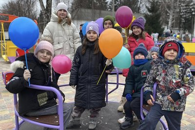 Спеціальні гойдалки, пандуси, інтерактивні елементи: у Таращі відкрили перший інклюзивний дитячий майданчик Спеціальні гойдалки, пандуси, інтерактивні елементи: у Таращі відкрили перший інклюзивний дитячий майданчик
